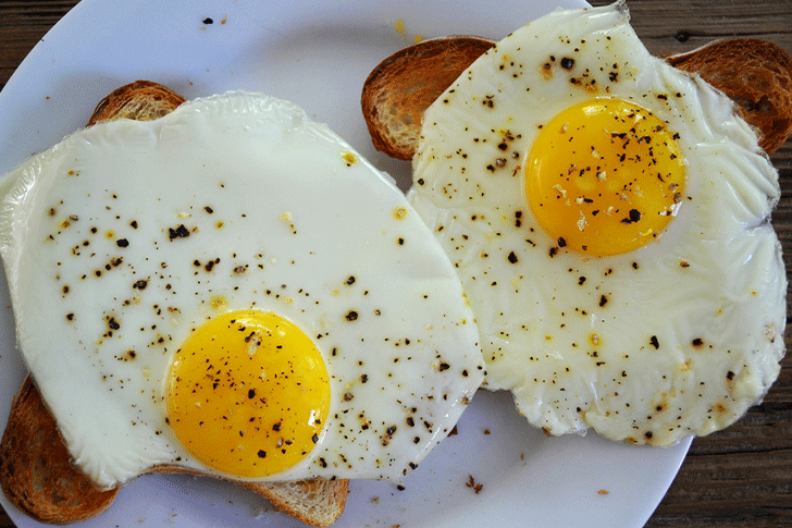SMASHED AVOCADO AND POACHED EGGS ON TOAST